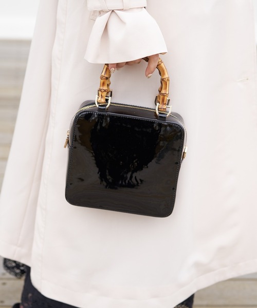 Chico（チコ）の「バンブーハンドルエナメルバッグ（ハンドバッグ・レディース・アイボリー/ブラック/ベージュ・FREE）」の2枚目の写真