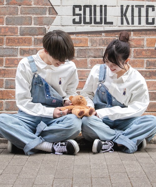 PairPair(ペアペア)の「クマ刺繍ベーシックシャツ(ユニセックス)(シャツ/ブラウス・レディース・オフホワイト/グレイッシュベージュ/グレイッシュブルー・FREE)」の1枚目の写真