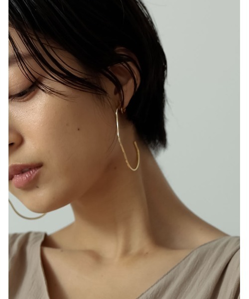 Re:EDIT（リエディ）の「[AnkA moore（アンカムーア）]ニュアンスウェーブイヤリング（イヤリング・レディース・シルバー/ゴールド・FREE）」の5枚目の写真