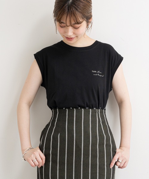 natural couture（ナチュラルクチュール）の「【WEB限定】ハンドライト風メッセージノースリーブT（Tシャツ/カットソー・レディース・ブラック/ブラウン/オフホワイト/ピンク・FREE）」の3枚目の写真