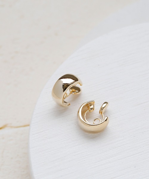 colleca la(コレカラ)の「miniループフィット・プランプフープイヤリング(イヤリング・レディース・シルバー/ゴールド/ピンクゴールド・フリ-)」の2枚目の写真