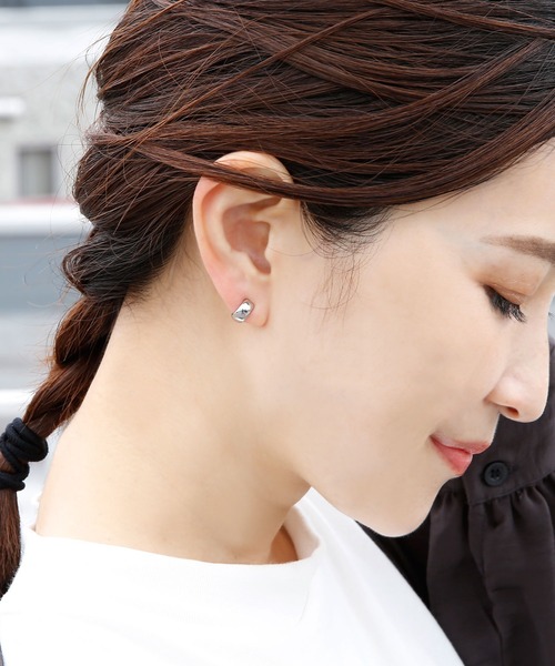 colleca la(コレカラ)の「miniループフィット・プランプフープイヤリング(イヤリング・レディース・シルバー/ゴールド/ピンクゴールド・フリ-)」の4枚目の写真