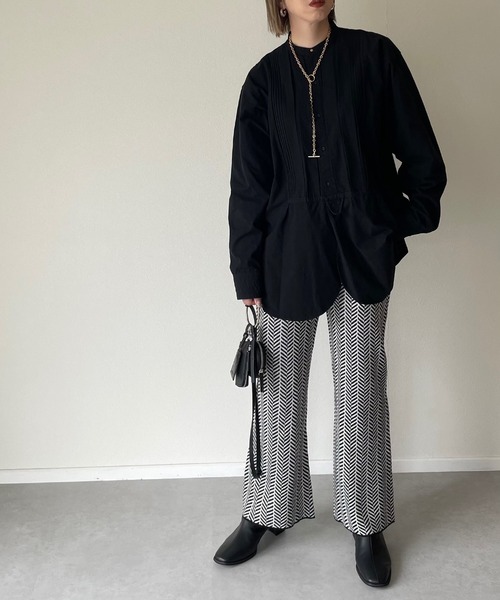 y/m by misato(イムバイミサト)の「幾何学柄ジャガードフレアパンツ(その他パンツ・レディース・ブラック/ベージュ・FREE)」の2枚目の写真