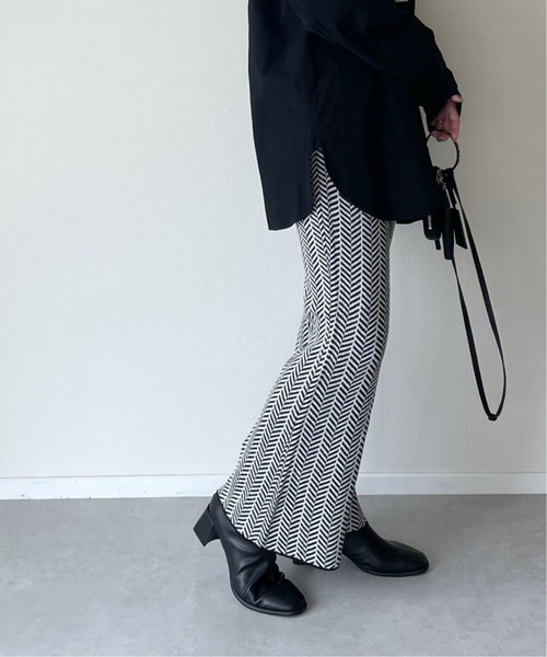 y/m by misato(イムバイミサト)の「幾何学柄ジャガードフレアパンツ(その他パンツ・レディース・ブラック/ベージュ・FREE)」の5枚目の写真