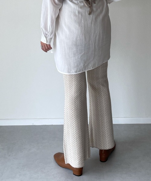 y/m by misato(イムバイミサト)の「幾何学柄ジャガードフレアパンツ(その他パンツ・レディース・ブラック/ベージュ・FREE)」の8枚目の写真