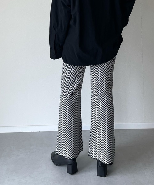 y/m by misato(イムバイミサト)の「幾何学柄ジャガードフレアパンツ(その他パンツ・レディース・ブラック/ベージュ・FREE)」の11枚目の写真
