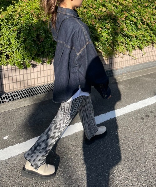 y/m by misato(イムバイミサト)の「幾何学柄ジャガードフレアパンツ(その他パンツ・レディース・ブラック/ベージュ・FREE)」の17枚目の写真