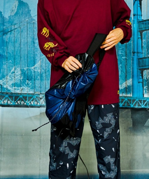 AlexanderLeeChang（アレキサンダーリーチャン）の「AlexanderLeeChang/アレキサンダーリーチャン 5050 POCKETABLE DAYPAC AC052139（バックパック/リュック・メンズ・ネイビー/グレー/ブルー・FREE）」の2枚目の写真