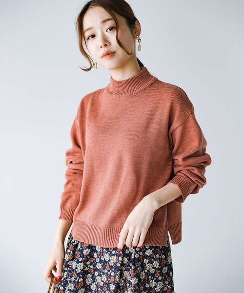 haco!（ハコ）の「パッと着て今っぽかわいい！バランスよく見える短め丈のシンプルモックネックニット（ニット/セーター・レディース・ブラック/ライトブラウン/レンガ・SMALL/MEDIUM/LARGE/X-LARGE）」の3枚目の写真