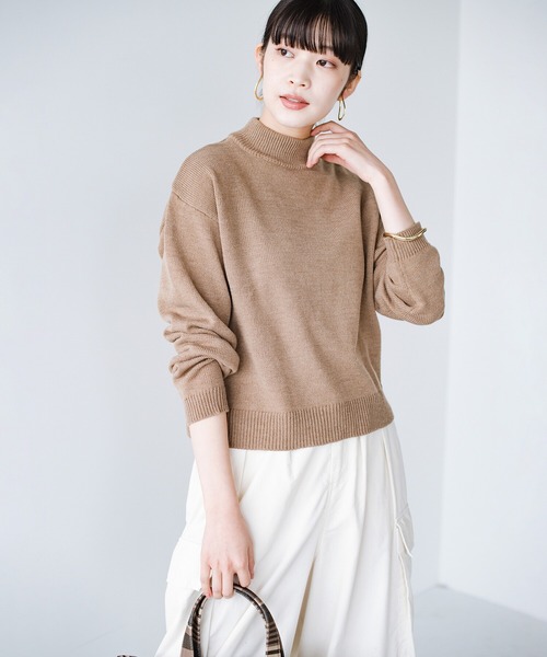 haco!（ハコ）の「パッと着て今っぽかわいい！バランスよく見える短め丈のシンプルモックネックニット（ニット/セーター・レディース・ブラック/ライトブラウン/レンガ・SMALL/MEDIUM/LARGE/X-LARGE）」の2枚目の写真