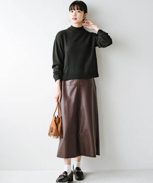 haco!（ハコ）の「パッと着て今っぽかわいい！バランスよく見える短め丈のシンプルモックネックニット（ニット/セーター・レディース・ブラック/ライトブラウン/レンガ・SMALL/MEDIUM/LARGE/X-LARGE）」の5枚目の写真
