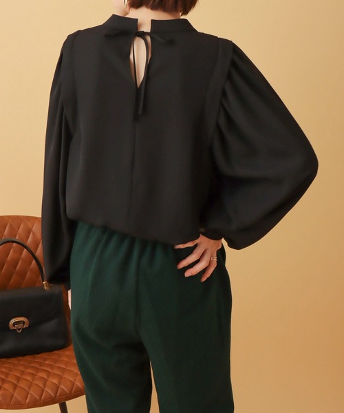 libelle more（リベル モア）の「ショルダータックブラウス（シャツ/ブラウス・レディース・ブラック/ベージュ/オフホワイト・M/L）」の3枚目の写真