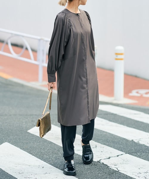 audrey and john wad(オードリーアンドジョンワッド)の「パワーショルダーシャツワンピース(シャツワンピース・レディース・ホワイト/ブラック/ブラウン・FREE)」の4枚目の写真