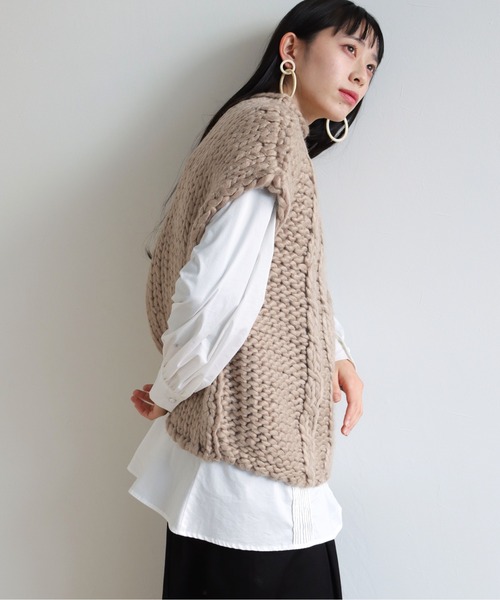 vingtrois（バントロア）の「【vingtrois】前後2WAYハンドメイドハイネックケーブルニットベストトップス（ニット/セーター・レディース・アイボリー/ベージュ・M）」の8枚目の写真