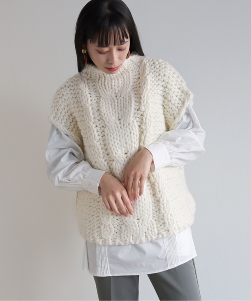 vingtrois（バントロア）の「【vingtrois】前後2WAYハンドメイドハイネックケーブルニットベストトップス（ニット/セーター・レディース・アイボリー/ベージュ・M）」の3枚目の写真