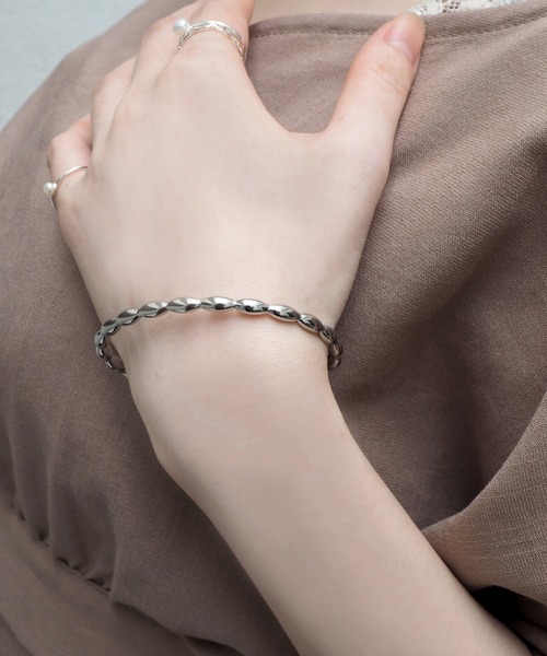 Jenny BY IMMANOEL（ジェニーバイイマノエル）の「バンピーバングル（ブレスレット・レディース・シルバー/ゴールド・FREE）」の2枚目の写真