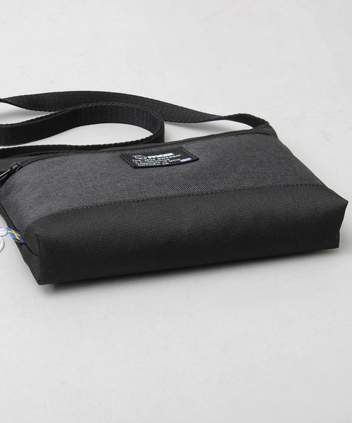 moz（モズ）の「リフレクトチャーム付き メランジコンビ素材 サコッシュバッグ（ショルダーバッグ・レディース・ブラック・FREE）」の6枚目の写真