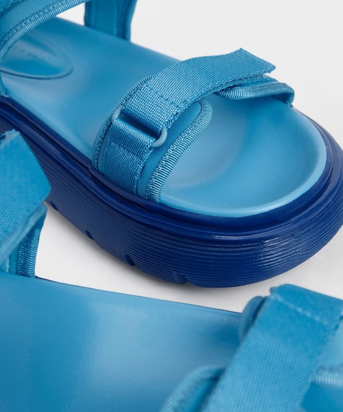 CHARLES & KEITH（チャールズ & キース）の「リサイクルポリエステル ベルクロストラップサンダル / Recycled Polyester Velcro-Strap Sports Sandals（サンダル・レディース・ブルー/ライラック/ブラック/イエロー・23cm/24.5cm/25.5cm/25cm/22.5cm/23.5cm）」の13枚目の写真
