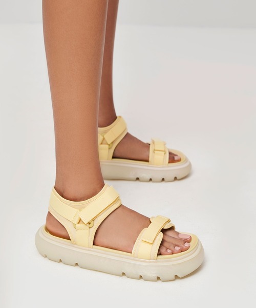 CHARLES & KEITH（チャールズ & キース）の「リサイクルポリエステル ベルクロストラップサンダル / Recycled Polyester Velcro-Strap Sports Sandals（サンダル・レディース・ブルー/ライラック/ブラック/イエロー・23cm/24.5cm/25.5cm/25cm/22.5cm/23.5cm）」の16枚目の写真