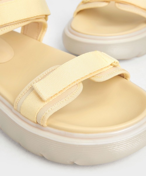 CHARLES & KEITH（チャールズ & キース）の「リサイクルポリエステル ベルクロストラップサンダル / Recycled Polyester Velcro-Strap Sports Sandals（サンダル・レディース・ブルー/ライラック/ブラック/イエロー・23cm/24.5cm/25.5cm/25cm/22.5cm/23.5cm）」の19枚目の写真