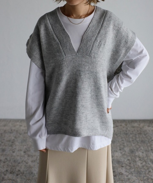 amini(アミニ)の「【2022 A/W】ディープVネックニットベスト(ニット/セーター・レディース・ライトグレー/アイボリー・MEDIUM)」の2枚目の写真
