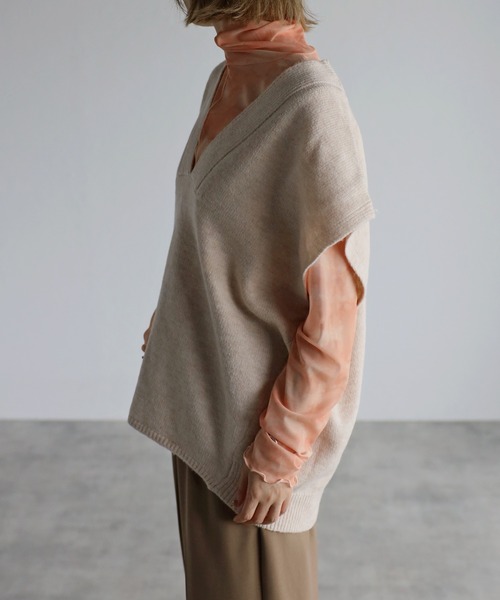 amini(アミニ)の「【2022 A/W】ディープVネックニットベスト(ニット/セーター・レディース・ライトグレー/アイボリー・MEDIUM)」の3枚目の写真