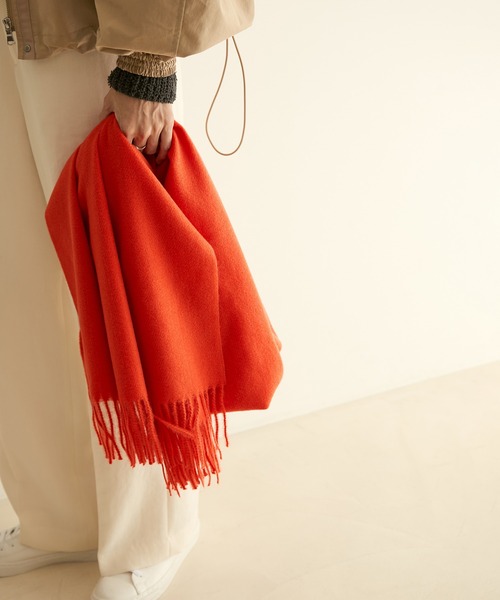 SALON adam et rope'（サロン アダム エ ロペ）の「【WEB限定】大判無地ストール（ストール/ショール・レディース・ホワイト/ブラウン/レッド/ブルー・FREE）」の4枚目の写真