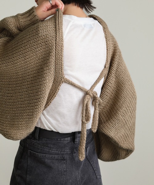 select MOCA（セレクトモカ）の「2022 AW ボリュームスリーブ2WAYローゲージニットボレロ（カーディガン/ボレロ・レディース・ベージュ/アイボリー/グレー・FREE）」の2枚目の写真
