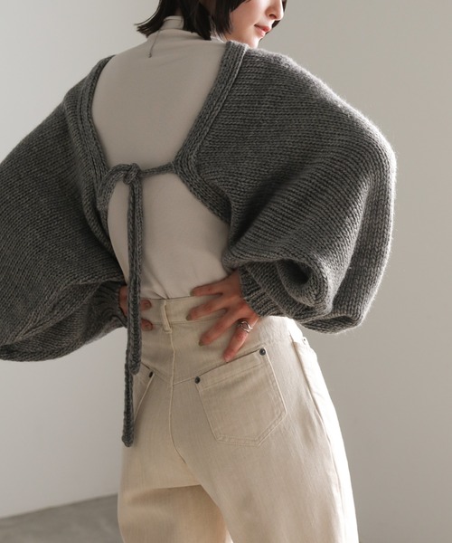 select MOCA（セレクトモカ）の「2022 AW ボリュームスリーブ2WAYローゲージニットボレロ（カーディガン/ボレロ・レディース・ベージュ/アイボリー/グレー・FREE）」の3枚目の写真