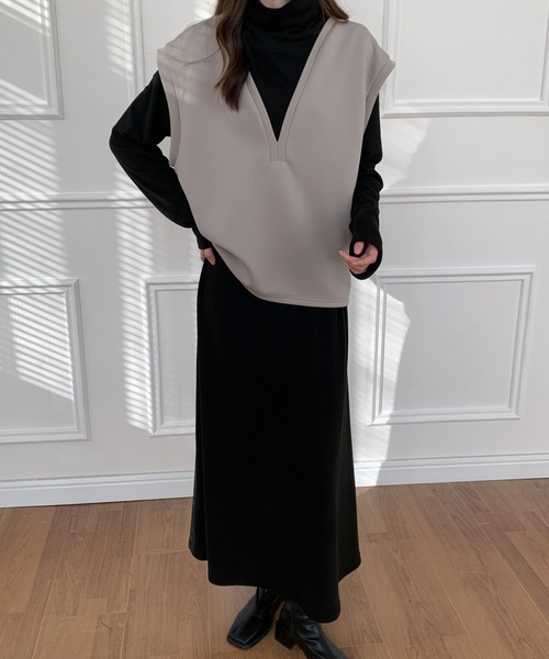 ABITOKYO(アビトーキョー)の「Vネックベスト&タートルネックフレアワンピースセットアップ(ワンピース・レディース・ベージュ/チャコールグレー/ブラック・M/L)」の4枚目の写真
