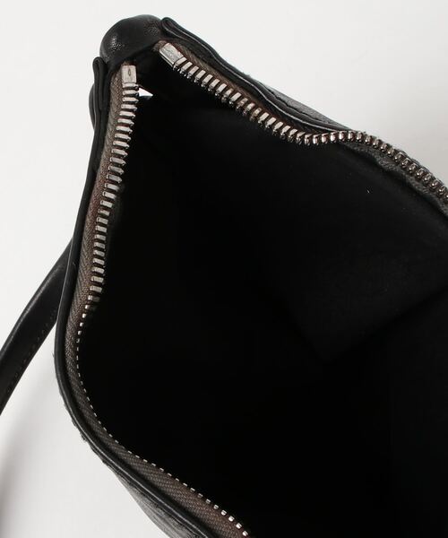 GUIDI（グイディ）の「GUIDI / グイディ：3 POCKETS BAG：PKT03M-KANGAROO[RIP]（ショルダーバッグ・メンズ・ブラック・FREE）」の4枚目の写真