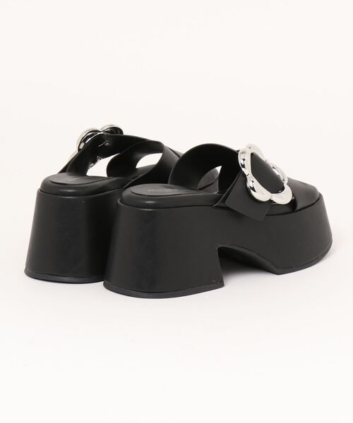 CHARLES & KEITH(チャールズ & キース)の「クロスオーバー プラットフォームミュール(サンダル・レディース・ブラック/ライラック/オフホワイト・23cm/23.5cm/24.5cm/25cm/25.5cm/22.5cm)」の16枚目の写真