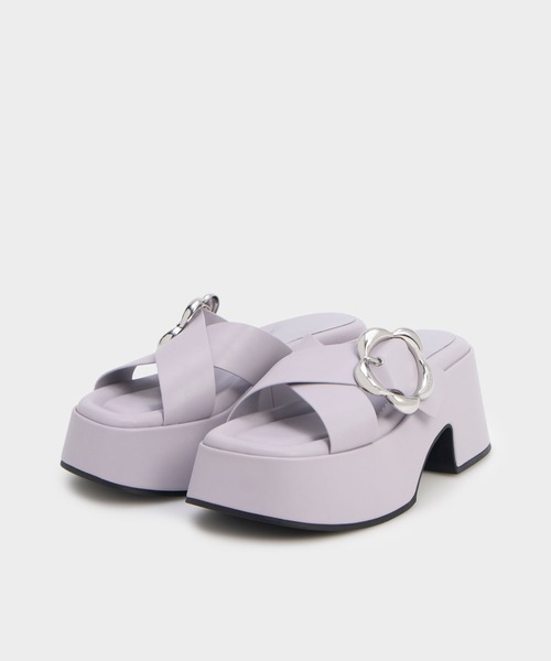 CHARLES & KEITH(チャールズ & キース)の「クロスオーバー プラットフォームミュール(サンダル・レディース・ブラック/ライラック/オフホワイト・23cm/23.5cm/24.5cm/25cm/25.5cm/22.5cm)」の4枚目の写真