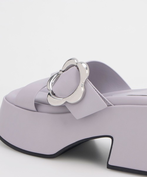 CHARLES & KEITH(チャールズ & キース)の「クロスオーバー プラットフォームミュール(サンダル・レディース・ブラック/ライラック/オフホワイト・23cm/23.5cm/24.5cm/25cm/25.5cm/22.5cm)」の7枚目の写真