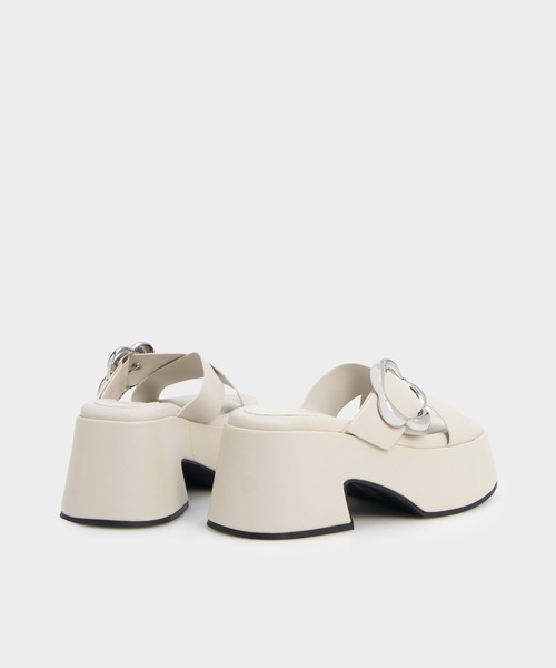 CHARLES & KEITH(チャールズ & キース)の「クロスオーバー プラットフォームミュール(サンダル・レディース・ブラック/ライラック/オフホワイト・23cm/23.5cm/24.5cm/25cm/25.5cm/22.5cm)」の9枚目の写真