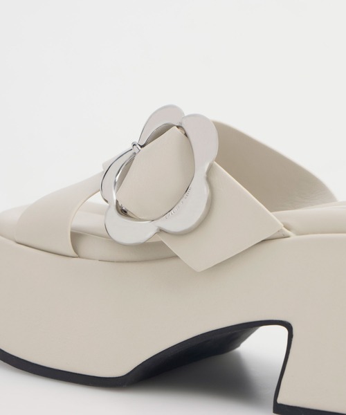 CHARLES & KEITH(チャールズ & キース)の「クロスオーバー プラットフォームミュール(サンダル・レディース・ブラック/ライラック/オフホワイト・23cm/23.5cm/24.5cm/25cm/25.5cm/22.5cm)」の11枚目の写真
