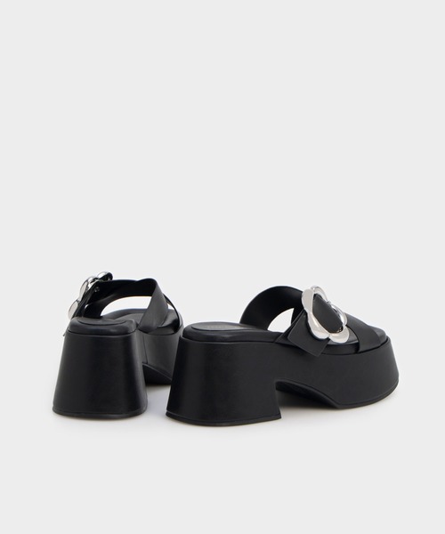 CHARLES & KEITH(チャールズ & キース)の「クロスオーバー プラットフォームミュール(サンダル・レディース・ブラック/ライラック/オフホワイト・23cm/23.5cm/24.5cm/25cm/25.5cm/22.5cm)」の13枚目の写真
