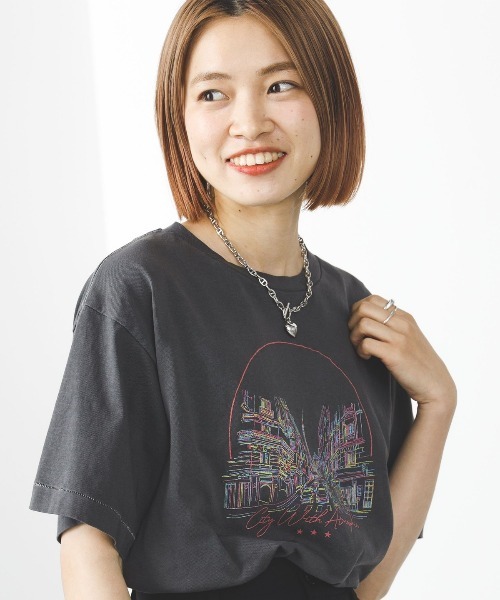BEAMS HEART(ビームスハート)の「BEAMS HEART / カラフルプリント Tシャツ(Tシャツ/カットソー・レディース・オフホワイト/ブラック系その他4/パープル系その他5・FREE)」の3枚目の写真
