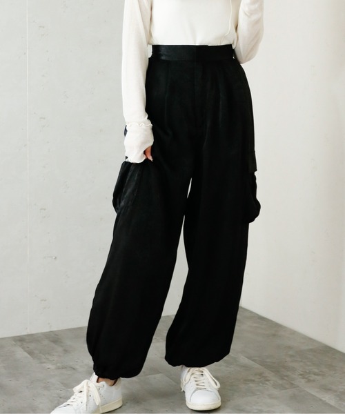 Per sist ence(パーシエンス)の「Per sist ence/パーシエンス サテンカーゴパンツ(カーゴパンツ・レディース・グレイッシュベージュ/ブラック/ネイビー・FREE)」の1枚目の写真
