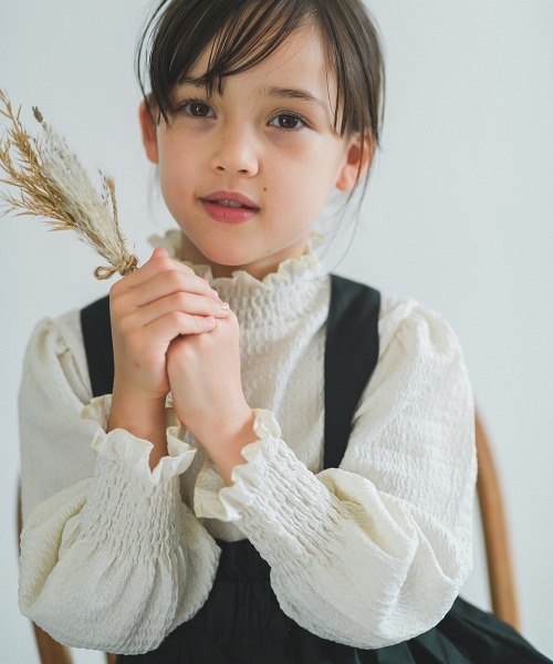 riziere（リジェール）の「シャーリングカラープルオーバー（シャツ/ブラウス・キッズ・アイボリー/ブラック・110/100/140/150/120/130/90）」の2枚目の写真