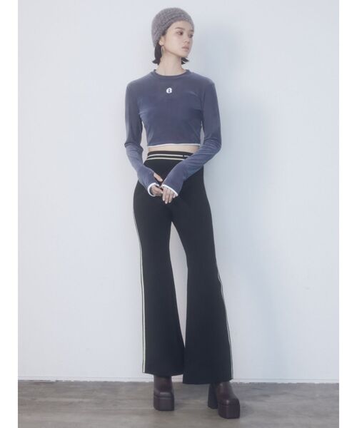 EMODA(エモダ)の「ポイントロゴベロアクロップトップ(Tシャツ/カットソー・レディース・ブラック/ブルー/アイボリー/ネイビー・FREE)」の16枚目の写真