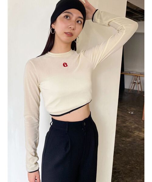 EMODA(エモダ)の「ポイントロゴベロアクロップトップ(Tシャツ/カットソー・レディース・ブラック/ブルー/アイボリー/ネイビー・FREE)」の18枚目の写真