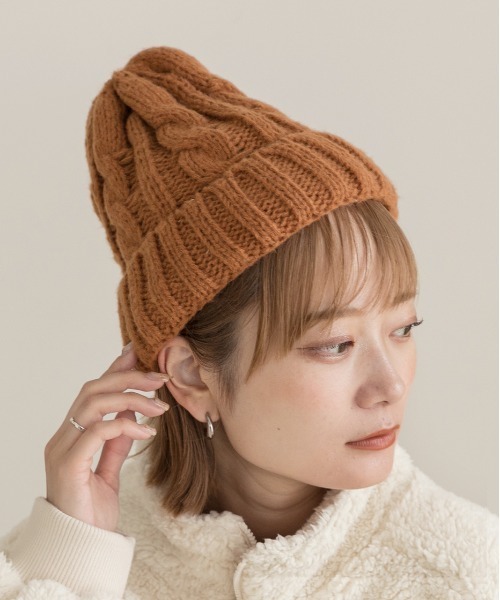 ad thie(アドティエ)の「カラフル ケーブル編み ニット帽(ニットキャップ/ビーニー・レディース・レッド/パープル/ブラック/オフホワイト/ブラウン/ピンク/グレー/ブルー・FREE)」の4枚目の写真