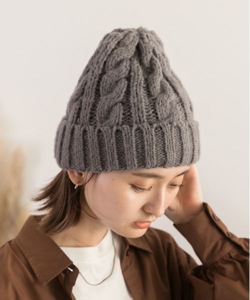 ad thie(アドティエ)の「カラフル ケーブル編み ニット帽(ニットキャップ/ビーニー・レディース・レッド/パープル/ブラック/オフホワイト/ブラウン/ピンク/グレー/ブルー・FREE)」の3枚目の写真