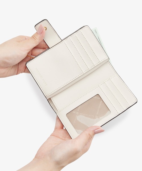 MICHAEL KORS（マイケルコース）の「JET SET TRAVEL ビルフォールド ジップ コンパクトウォレット ミディアム（財布・レディース・ベージュ系その他・FREE）」の14枚目の写真