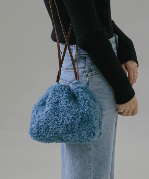 URBAN RESEARCH Sonny Label（アーバンリサーチサニーレーベル）の「プードルファー巾着バッグ（ショルダーバッグ・レディース・ライトベージュ/ブルー/チャコールグレー・ONE）」の3枚目の写真