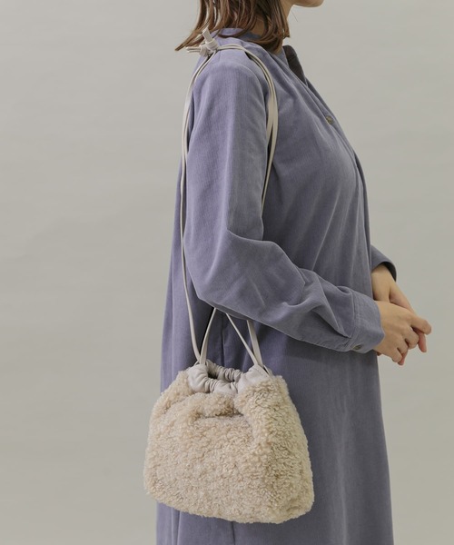 URBAN RESEARCH Sonny Label（アーバンリサーチサニーレーベル）の「プードルファー巾着バッグ（ショルダーバッグ・レディース・ライトベージュ/ブルー/チャコールグレー・ONE）」の4枚目の写真