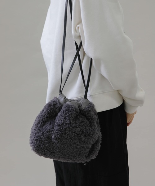 URBAN RESEARCH Sonny Label（アーバンリサーチサニーレーベル）の「プードルファー巾着バッグ（ショルダーバッグ・レディース・ライトベージュ/ブルー/チャコールグレー・ONE）」の6枚目の写真