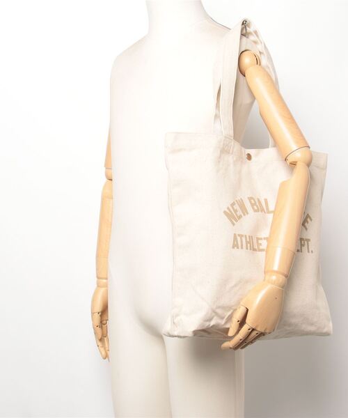 NEW BALANCE（ニューバランス）の「ニューバランス カレッジモチーフ キャンバストート（トートバッグ・メンズ・グリーン/ベージュ・ﾌﾘ-）」の6枚目の写真