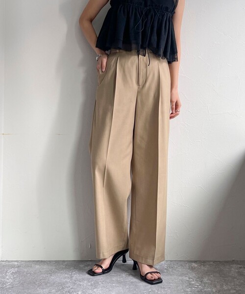 fredy emue（フレディエミュ）の「スラブツイルタックスラックスパンツ（その他パンツ・レディース・ベージュ/ブラック/サックスブルー・36/38）」の18枚目の写真